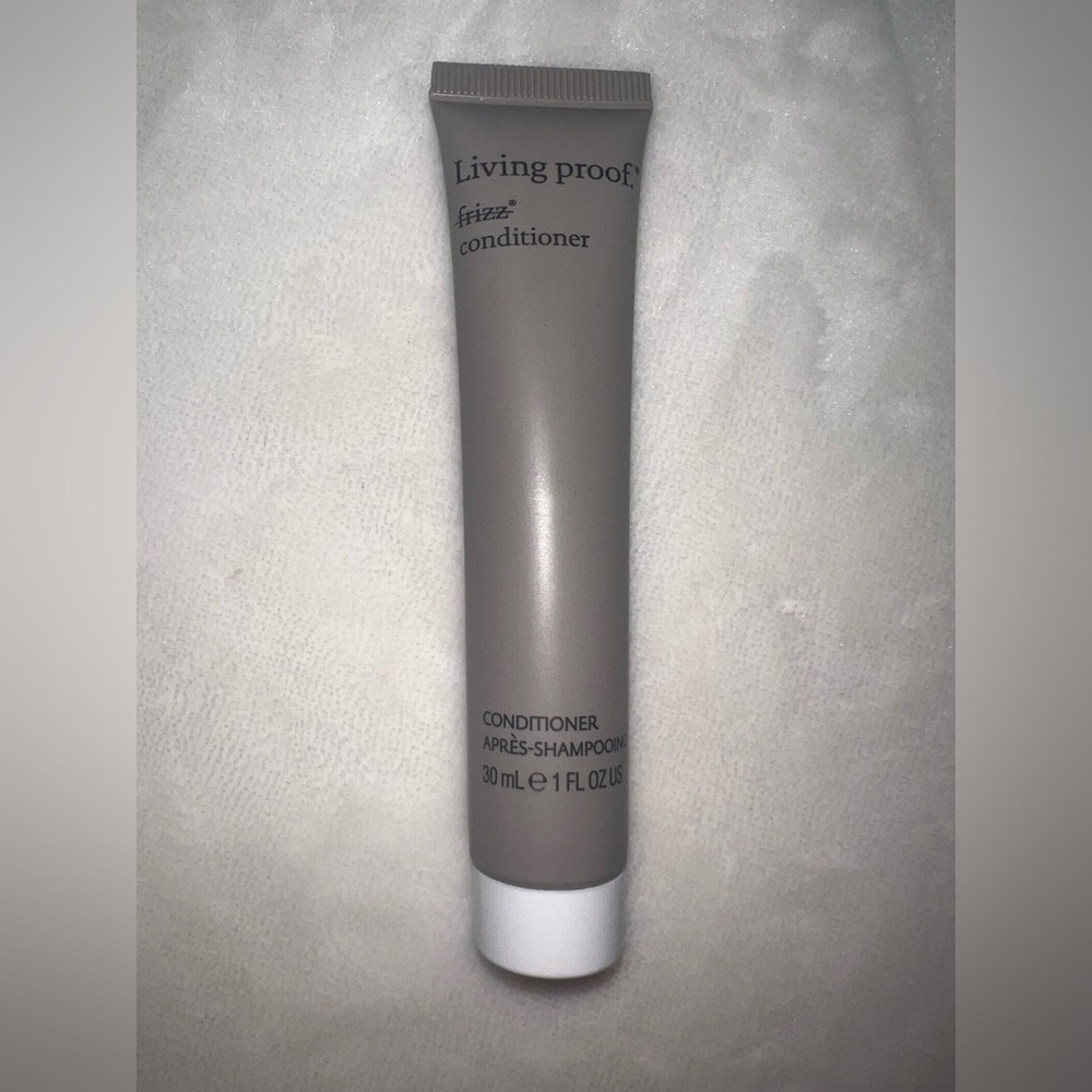 Living Proof Travel Haircare Set – Shampoo, Conditioner, Styling & Dry Shampoo - Picture 7 of 10